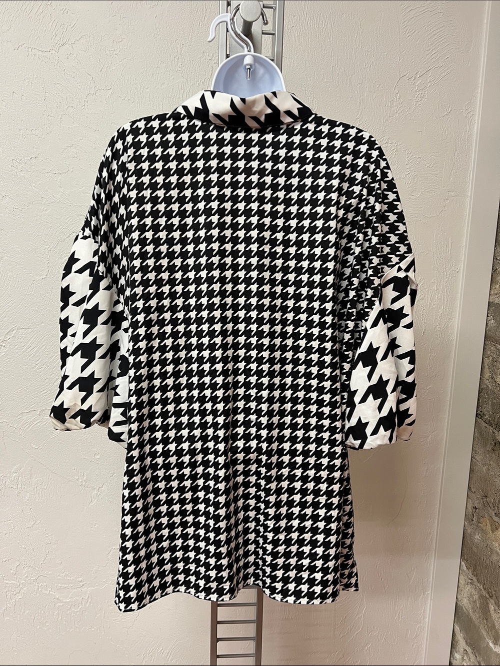 Eloquii Black and White Houndstooth Button-Down Puff Sleeve Blouse Size 24 - Picture 7 of 16